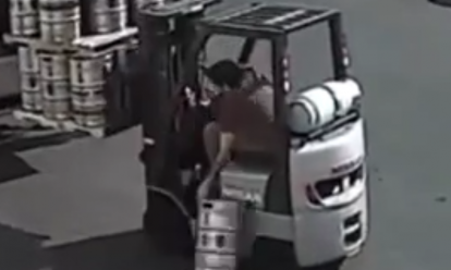 Heftruckchauffeur heeft goeie reflexen